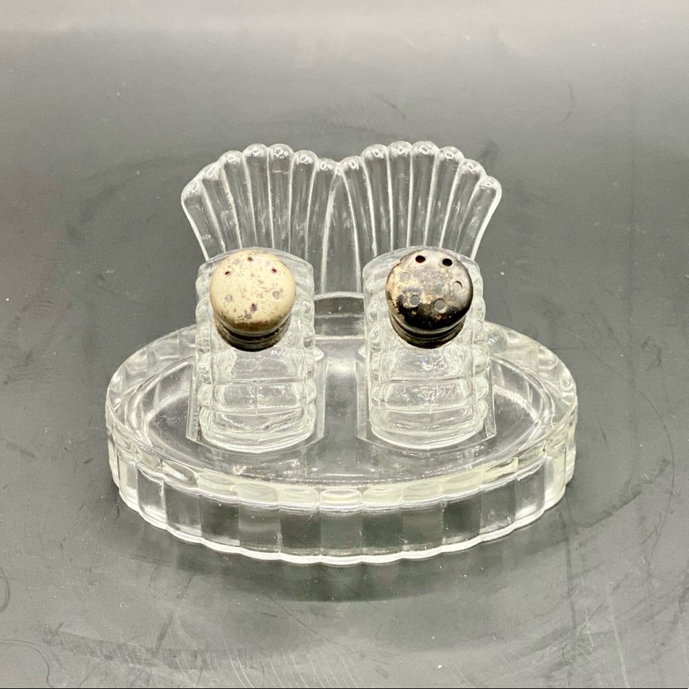 *VINTAGE* Hazel Atlas “Tail Fan” Glass Salt & Pepper Shakers With Holder